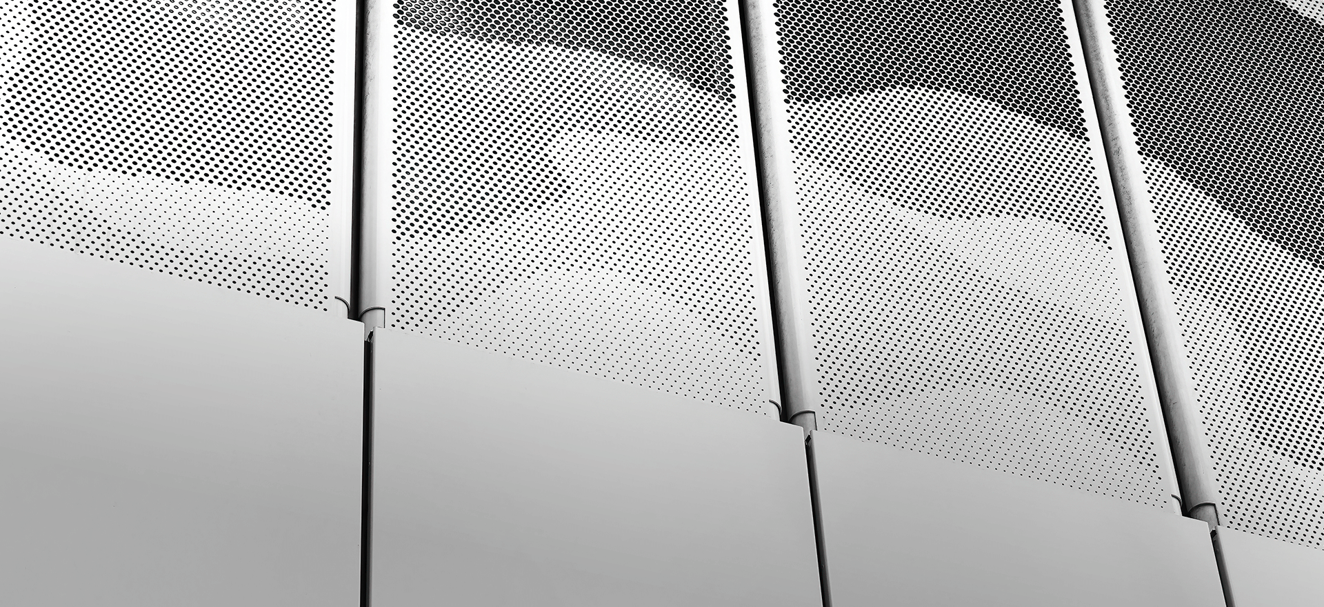 外装も、内装も。空間の“顔”をつくる。建築金物施工・金属パネル工事のプロフェッショナルの株式会社技建