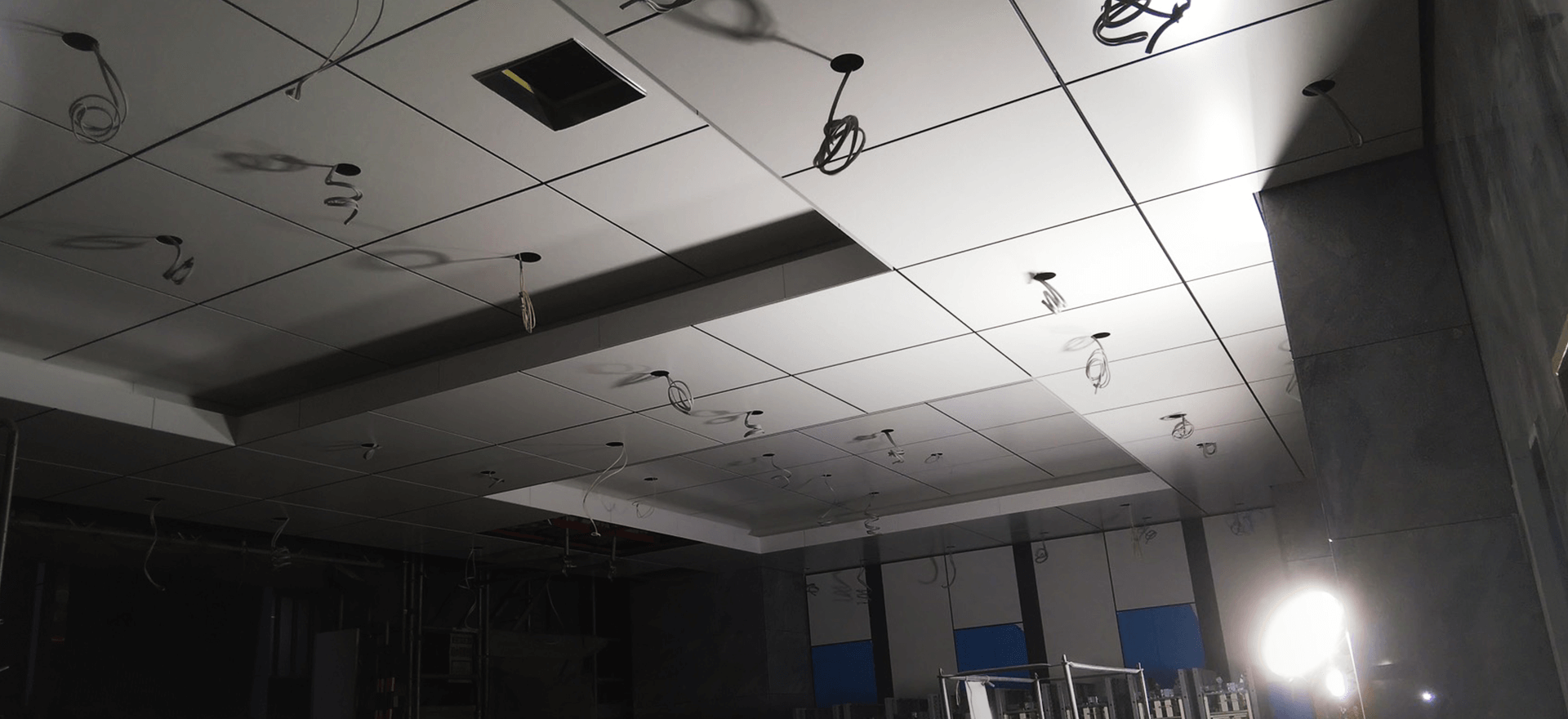 外装も、内装も。空間の“顔”をつくる。建築金物施工・金属パネル工事のプロフェッショナルの株式会社技建