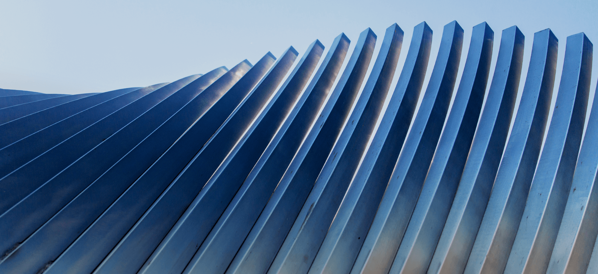 外装も、内装も。空間の“顔”をつくる。建築金物施工・金属パネル工事のプロフェッショナルの株式会社技建